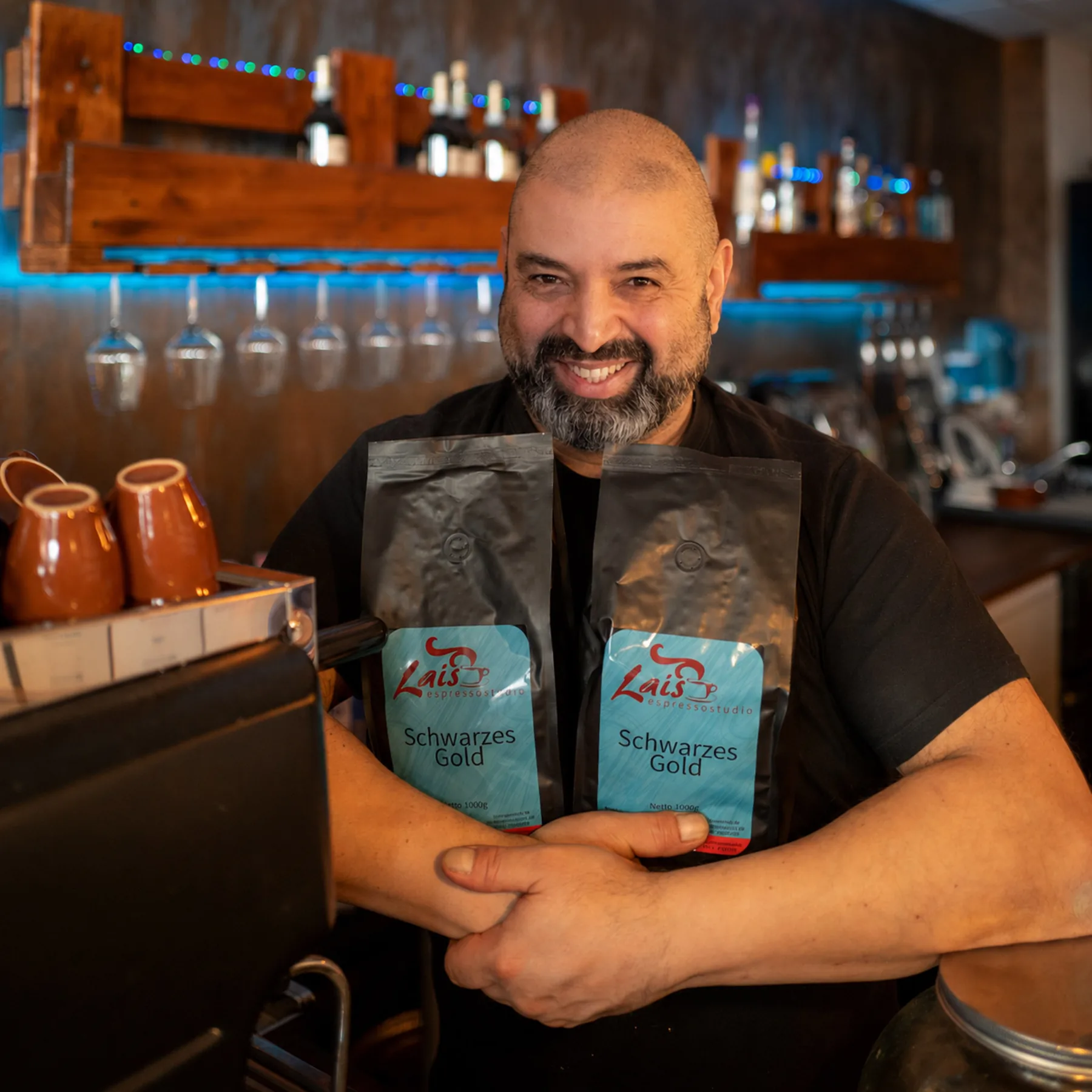 Mit Liebe zum Barista-Handwerk zubereitet mit Frisch zubereitete Kaffeespezialitäten