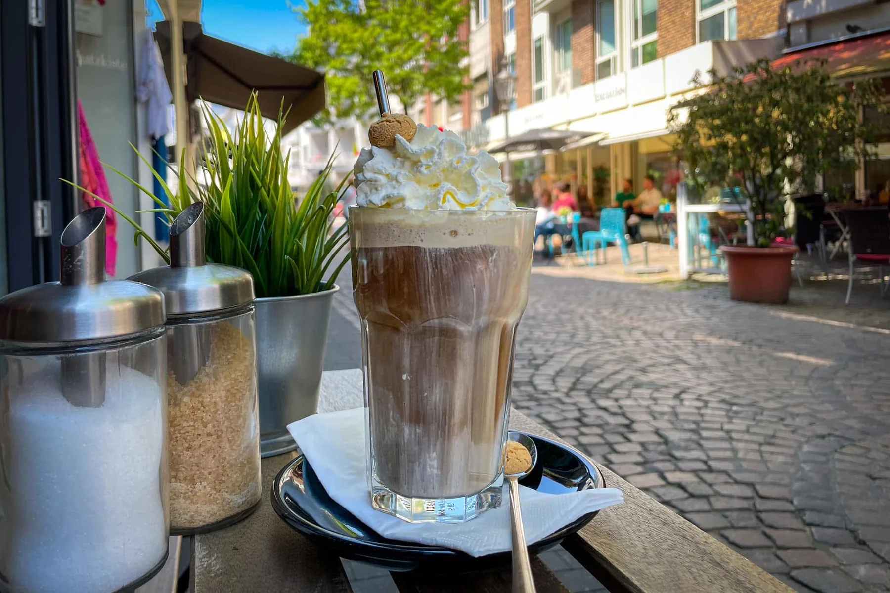 Erfrischender Eiskaffee mit Sahne